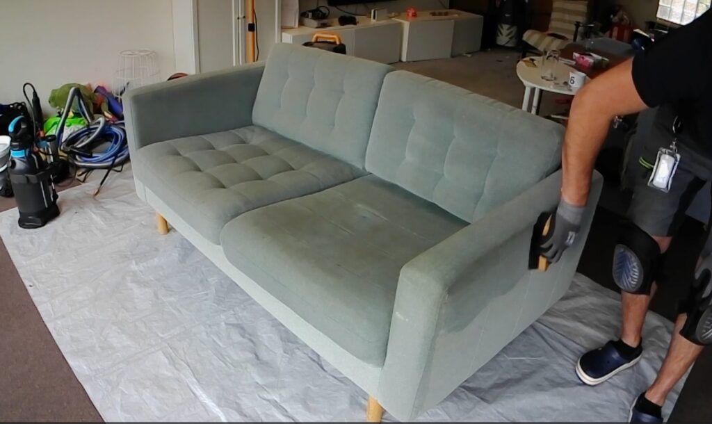 Borstning av sofftyget steg 3