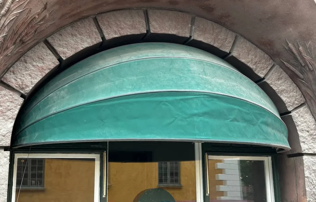 Markistvätt i Malmö för en BRF - före rengöring markis - Thefläck städtjänst