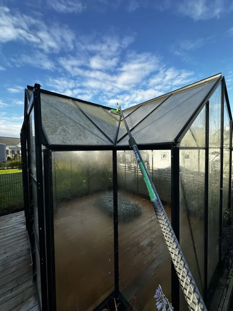 fönsterputs av växthus i Lomma 2