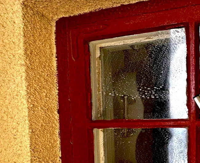 Fönsterputs Lomma när rutorna är små men kraven är stora närbild på fönsterkarm - Thefläck